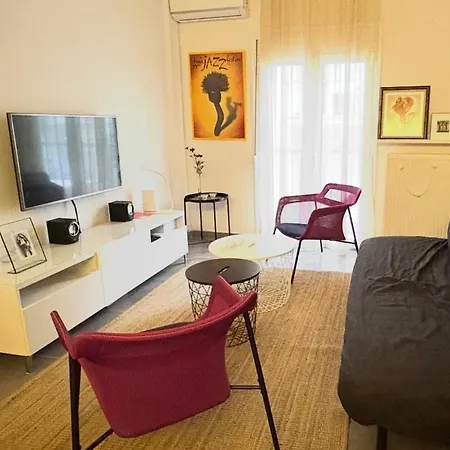 Stylish & Bright 2br In - Walk Everywhere - Near Helexpo Daire Selanik