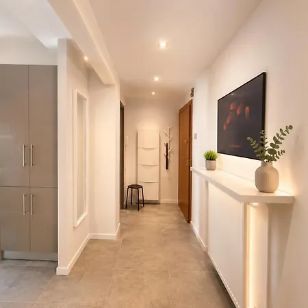 Stylish & Bright 2br In - Walk Everywhere - Near Helexpo *